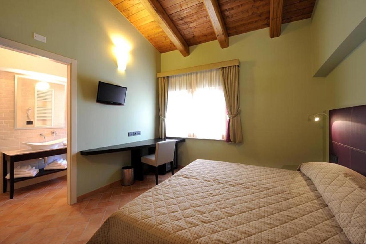Отель Magione Papale Relais Л'Акуила Номер фото