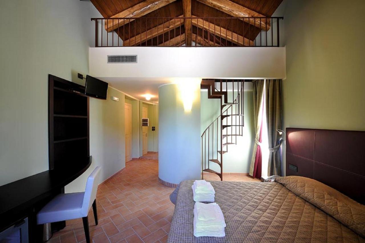 Отель Magione Papale Relais Л'Акуила Номер фото